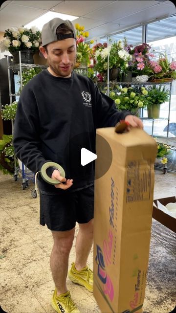 John Mark Sharpe on Instagram: "At little BTS of how we travel around town with the flowers! 🌸" Flowers Stand Design, Florist Tips, Floral Boutonniere, Wheel Wreath, Friday Flowers, Floristry Design, Chelsea Garden, Floral Arrangements Diy, Travel Box