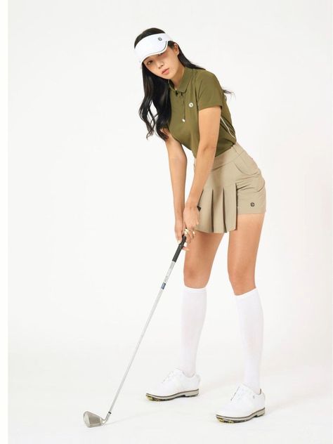 Golf Athleisure, Old Money Golf Outfits Women, Golf Girl Outfit Aesthetic, Badminton Girls Outfit, Winter Golf Outfit Womens, Badminton Attire, Badminton Outfit Women, Women’s Golf Outfit Aesthetic, Cute Golf Outfits Women