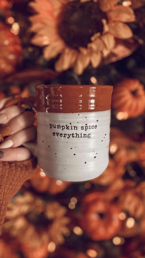 Pumpkin Spice Wallpaper, Cute Thanksgiving Wallpaper, Pumpkin Drinks, Nightmare Before Christmas Wallpaper, Halloween Board, Thanksgiving Background, Thanksgiving Nail Designs, Cute Thanksgiving Outfits, Thanksgiving Wallpaper