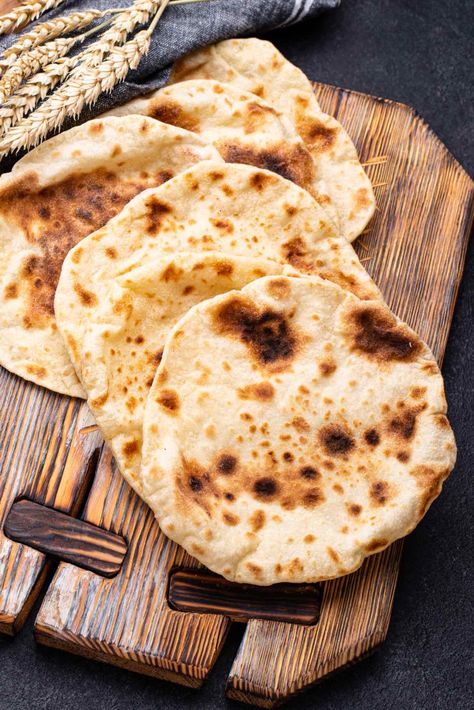 lebanese flatbread. Healthy Pita Bread, Lebanese Flat Bread, Pane Pita, Homemade Pita Bread, Pita Bread Recipe, Pan Pita, Pain Pita, Michael Symon, Pitta Bread