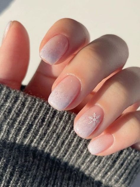 Simple Winter French Tip Nails, Snow Tipped Nails, Simple Nails Short Winter, Cream Winter Nails, Gel Nails Christmas Short, Gel Nails Short Winter, Short Nails Snowflake, Nail Art Short Nails Winter, Simple Winter Nails Short Gel