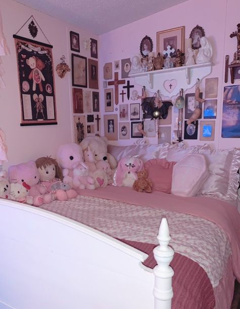 Pink Horror Bedroom, Cutesy Room Aesthetic, Morute Core Room, Pink Horror Room, Morute Room Ideas, Morute Room Decor, Morute Bedroom, Creepy Cute Bedroom, Closet Hideout Ideas