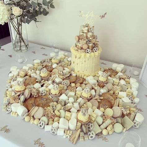 Wedding Cake Grazing Table, Dessert Grazing Table, Grazing Table, Grazing Tables, Instagram Wedding, Baking Cake, Gorgeous Nails, No Bake Cake, Baked Goods