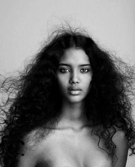 Expert Tips For Getting Gorgeous Natural Hair Hair Growth Secrets, Natural African American Hairstyles, American Hairstyles, Glam And Glitter, Foto Poses, Natural Hair Tips, African American Hairstyles, Natural Beauty Tips, Black And White Portraits