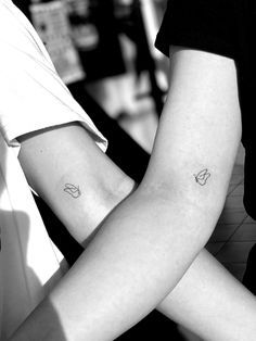 Ankle Tattoos For Best Friends, Small Tattoo For Best Friends, Small Matching Sister Tattoos For 2, Maching Tattoos Bff, Mini Tattoos Sisters, Bff Matching Tattoos, Bff Tattoos Unique For Two, Tattoo Duo, Bff Tattoos Matching