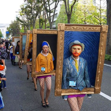 Japanese Art Students Turn Themselves Into Famous Paintings, And It's Probably The Best Group Costume Ever Order famous painting reproduction at cheapwallarts.com at affordable cost. Japan Dress, Tableaux Vivants, Istoria Artei, Halloween Parade, Paintings Famous, Desen Anime, Idee Cosplay, Famous Paintings, Art Japonais