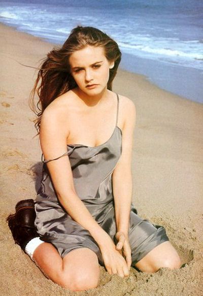 One It Girl of my generation? Alicia Silverstone. As teenagers, a lot of us liked her because she seemed kind of like us... and it was easy to get this look, if that's what we wanted. Alicia Silverstone 90s, Fashion 90s Style, Cher Horowitz, Alicia Silverstone, Mtv Movie Awards, Actrices Hollywood, Aerosmith, Quotes Life, Satin Slip Dress