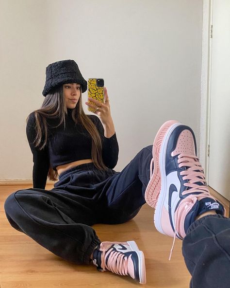 Nike Dunks Outfit, Jordans Outfits, Streetwear Fashion Outfits, Dunks Outfit, Play Outfit, Jordan Outfit, Power Of Makeup, High Sneakers, Air Jordan 1 Retro High