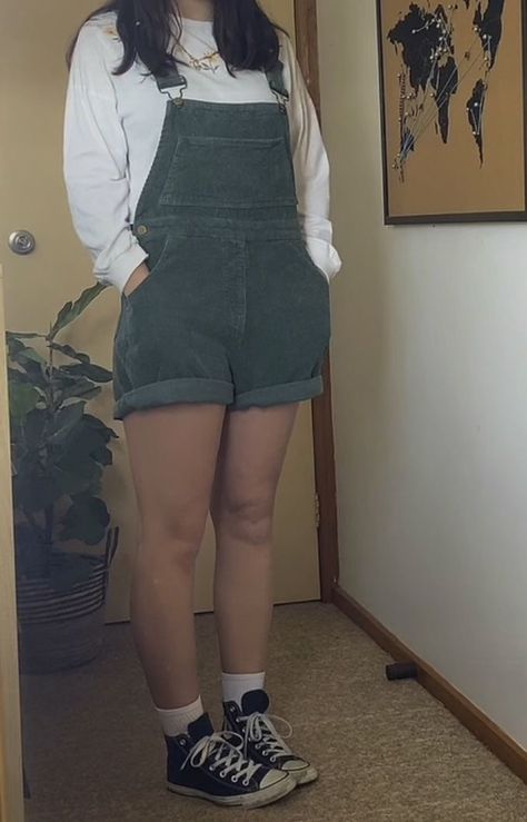 Dark Green Overalls Outfit, Overall Shorts Outfit Midsize, Green Overalls Outfits Shorts, Short Overalls Aesthetic, Cute Green Outfits Casual, Green Short Overalls Outfit, Green Overall Shorts Outfit, Courdory Overalls Outfits, Noah Kahan Outfits