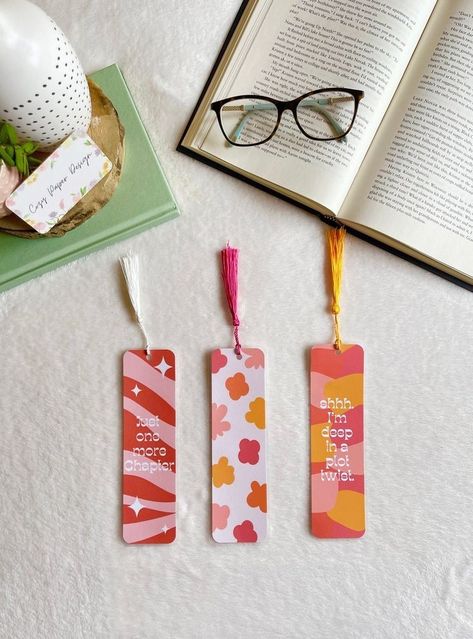 Cute Bookmarks Ideas, Groovy Bookmarks, Design For Bookmarks, Preppy Bookmarks, Diy Page Markers, Homemade Bookmark Ideas, Creative Bookmarks Design, How To Make Bookmarks Diy, Bookmarks Handmade Easy