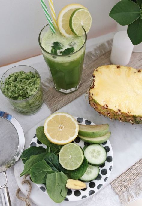 Jus détox : 9 idées de recettes délicieuses pour s'offrir un vrai coup de fouet ce printemps ! Green Detox Juice, Jus Detox, Detox Juice, Juice, Fruit, Green