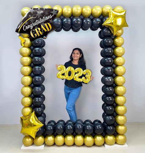 Photo Balloons Ideas, Graduation Balloon Photo Backdrop, Gym Graduation Decorations, Balloon With Backdrop, 2024 Graduation Decorations, Graduate Decoration Ideas, Photo Balloon Backdrop, Prom Backdrops For Pictures, Graduation Balloon Arch Party Ideas