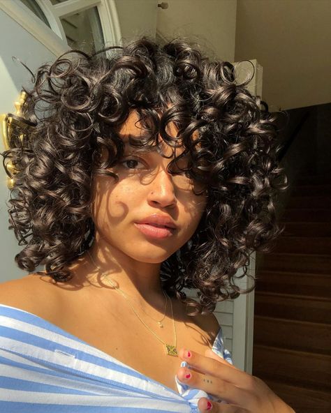 Day 2 curls! light refresh of just water smooth and defuse.  My hair definitely cant get past day 2 without a full refresh anymore, but at… Natural Wigs For Black Women, Short Hair Afro, Afro Curly Wig, Bangs And Glasses, Fluffy Curly Hair, Mama Hair, Curly Wig With Bangs, Curly Afro Hair, Shoulder Length Curly Hair