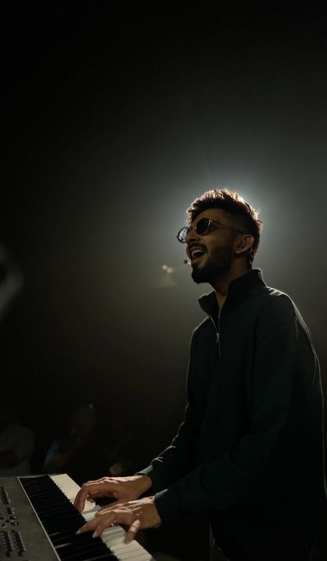 Anirudh Ravichander Hd Images, Moms Photography, Actors Illustration, Beauty Hacks Lips, Super Movie, Anirudh Ravichander, Movie Pic, Most Handsome Actors, Music Collage