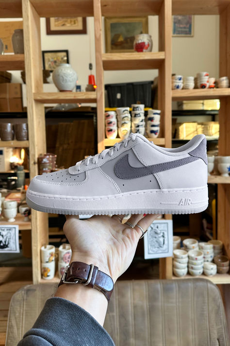 Potter Daniel Dooreck stays true to his style as an artist while wearing AF1s. Nike Dunks Mens, Travis Dunks, Shoes Aesthetic Men, Air Force 1 Men, Aesthetic Male Outfits, Jordan Fits, Dapper Mens Fashion, Rapper Jewelry, Nike Air Force One