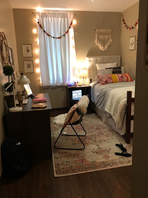 One Person Dorm Room Ideas, Room Decor Hostel, New Apartment Aesthetic, Hostel Room Makeover, Single Dorm Room, Luxury Dorm Room, Kids Playroom Ideas Diy, Guys Room Aesthetic, College Dorm Room Inspiration