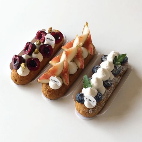 Eclairs Presentation, Eclairs Aesthetic, Cookie Milkshake, Fancy Desserts, Bakery Cafe, Cute Desserts, Eclairs, Dessert Drinks, Cake Shop