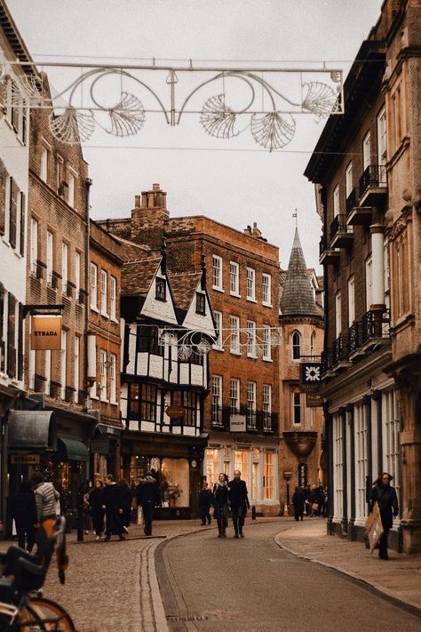 CAMBRIDGE; A CITY GUIDE. — Polly Florence Unrealistic Aesthetic, Polly Florence, European Town, Lovely Landscapes, Travel Wishes, Light Academia Aesthetic, Cambridge England, Seni 2d, Beautiful Streets