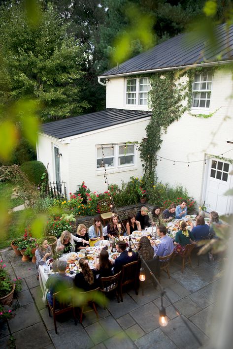 Dinner Party Outside Backyards, Cottage Dinner Party, Outdoor Dinner Party Outfit, Dinner Party Meal Ideas, Friends Dinner Party, Al Fresco Dinner Party, Garden Dinner Party, Backyard Party Ideas, Lost Kitchen