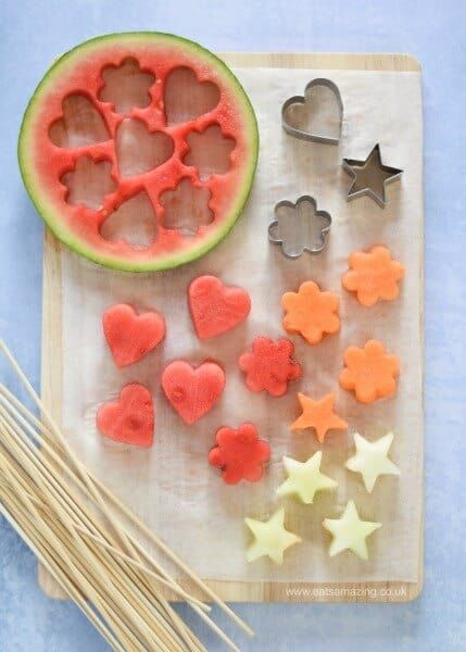 Fruit Kebabs For Kids, Melon Fruit, Fruit Kebabs, Fest Mad, Kids Party Food, Läcker Mat, Summer Snacks, حلويات صحية, Stone Walls