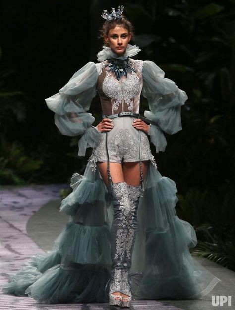 Japanese Runway Fashion, Regal Fashion, China Fashion Week, Interesting Fashion, Runway Fashion Couture, Weird Fashion, Runway Trends, Inspired Outfits, Fantasy Fashion