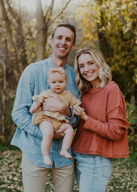 Here's a few ideas for posing a family of three! Family Of 3 Picture Poses, Fall Photoshoot Family, Outdoor Family Photoshoot, First Family Photos, Big Family Photos, Cute Family Photos, Family Photos With Baby, Family Photoshoot Poses, Summer Family Photos