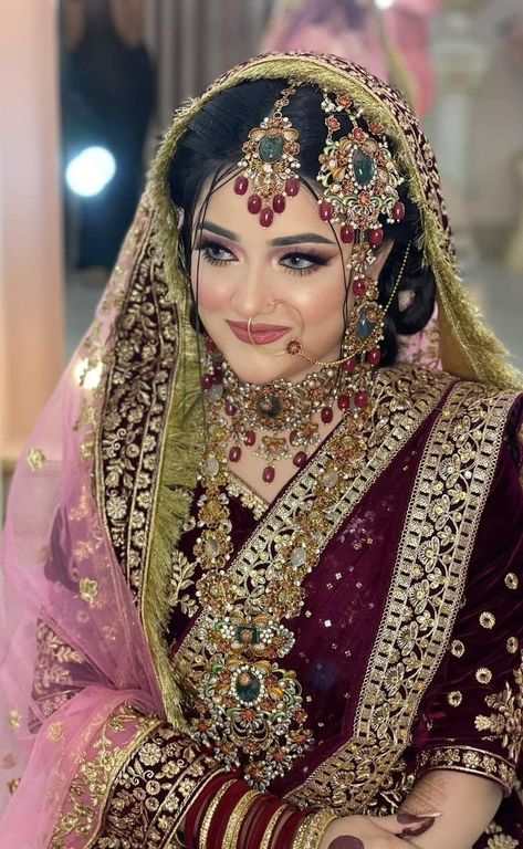 Bridal Makeup Videos, Make Up Gold, Muslim Bridal, Light Makeup Looks, Pakistani Bridal Makeup, Bridal Makeup Images, Indian Bridal Photos, Latest Bridal Dresses, Bridal Mehendi Designs