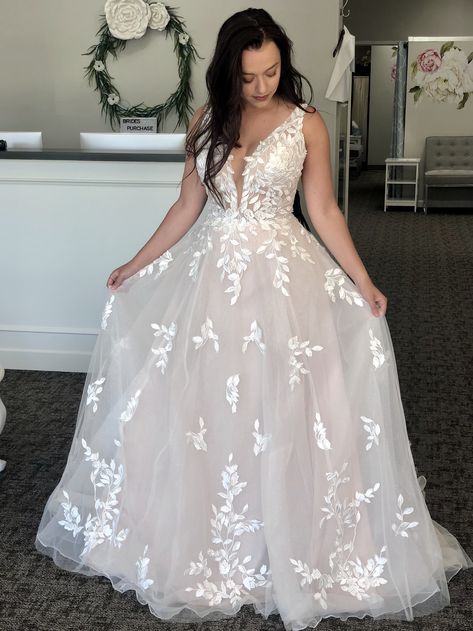 Wedding Dresses Midsize Women, Plus Size Wedding Dress Ballgown, Wedding Dresses For Bigger Busts, Wedding Dresses Medium Size The Bride, Wedding Dress Nature, Fat Bride, September Wedding Colors, Forest Wedding Dress, Curvy Wedding Dress