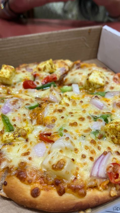 Have you ever tried cottage cheese over your pizza? Its quite famous topping in India. Indian Pizza, Paneer Pizza, Paneer Cheese, Snap Streak Ideas Easy, Best Snapchat, Foodie Instagram, Quick Recipes Snacks, Desi Food, Food Therapy