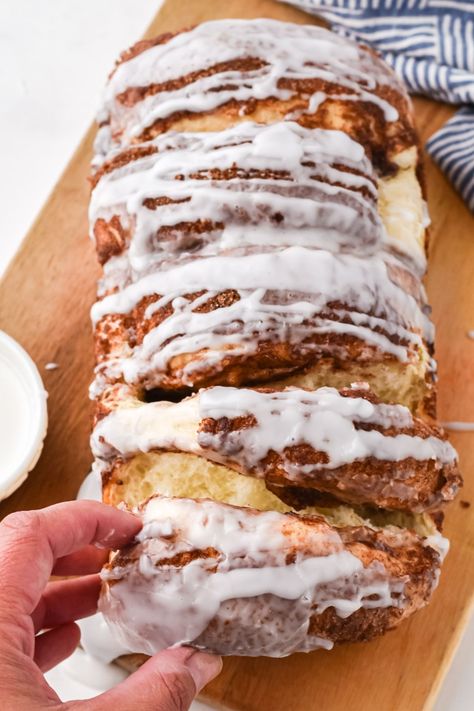 This warm and inviting pull apart Dollywood Cinnamon Bread is tender and moist and absolutely irresistible. Inspired by the cinnamon bread from the famous theme park, this is a quick and easy no-knead recipe that always turns out prefect, even for the most inexperienced bakers. Dollywood Cinnamon Bread Recipe, Dollywood Cinnamon Bread, Dolly Parton Recipes, Cinnamon Sugar Bread, Cinnamon Babka, Cinnamon Bread Easy, Cinnamon Pull Apart Bread, Cinnamon Bread Recipe, Babka Recipe