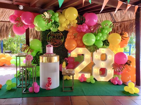 Pool Theme Birthday Party Decorations, Lou Out Party Ideas, 21 Pool Party Ideas, Hawaiian Birthday Party Theme, Hawaii Party Decor, Pool Party Ideas Decoration, Tropical Party Decorations Ideas, Aniversario Pool Party, Tropical Pool Party Decorations