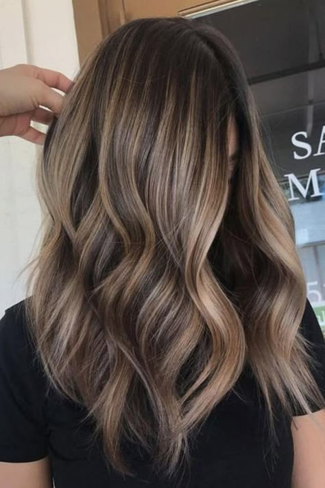 Mushroom Brown Hair Is Trending And It’s Prettier Than It Sounds - Southern Living #brownhair Hairstyles With Blonde Highlights, Brown Hair Inspiration, Latest Hair Color, Dark Hair With Highlights, Brown Hair With Blonde Highlights, Caramel Highlights, Brown Hair Balayage, Brown Hairstyles, Brown Balayage