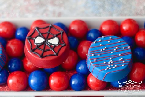 Julian's Spidey Party | CatchMyParty.com Spidey And His Amazing Friends Birthday Cake Pops, Spiderman Chocolate Covered Oreos, Spider Man Oreos, Spider Man Chocolate Covered Oreos, Spiderman Cakesicles, Spider Man Treats, Spiderman Birthday Theme, Spiderman Birthday Party Ideas, Oreo Ideas