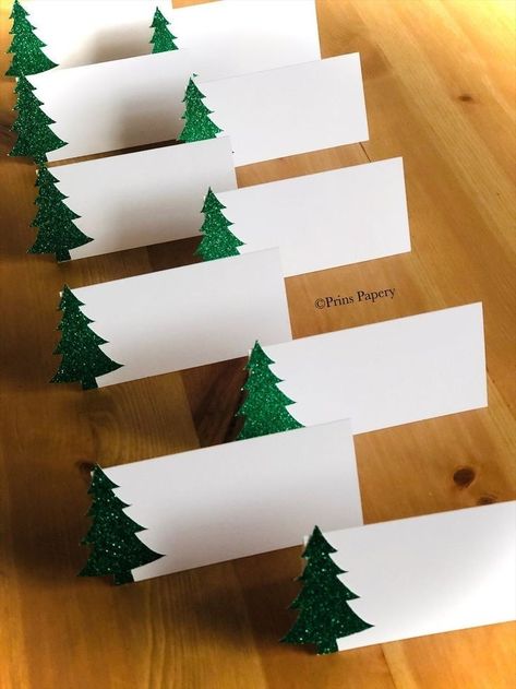 Christmas Place Cards Diy, Place Cards Christmas, Holiday Place Cards, Table Decor Christmas, Christmas Place Settings, Christmas Name Tags, Christmas Place Cards, Deco Table Noel, Christmas Table Decor