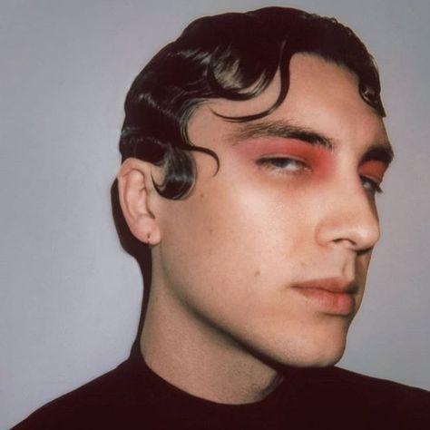 Eboy Makeup, Red Eyeshadow Looks, Red Eye Shadow, Makeup With Eyeshadow, Disco Makeup, Applying Eyeshadow, Toxic Masculinity, Cody Fern, Punk Makeup