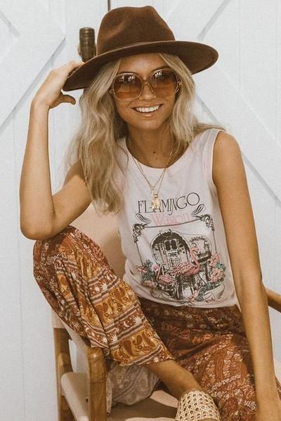 The 5 best boho bloggers to follow! Boho-chic hippie girls with their own style. Hippie Style Outfits, Surfergirl Style, Looks Hippie, Hippie Rock, Look Hippie Chic, Estilo Hippie Chic, Minimalist Moda, Look Boho Chic, Mode Hippie