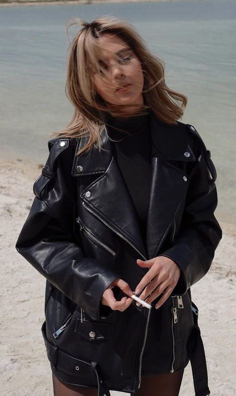 Leather Jack Outfit, How To Wear Oversized Leather Jacket, Leder Jacket Woman Outfit, Rocker Leather Jacket, Layering Leather Jacket Outfit, Oversized Leather Jacket Women, Leather Jacket Outfit Spring 2023, Outfits With Big Leather Jackets, Leather Jacket Outfit Biker