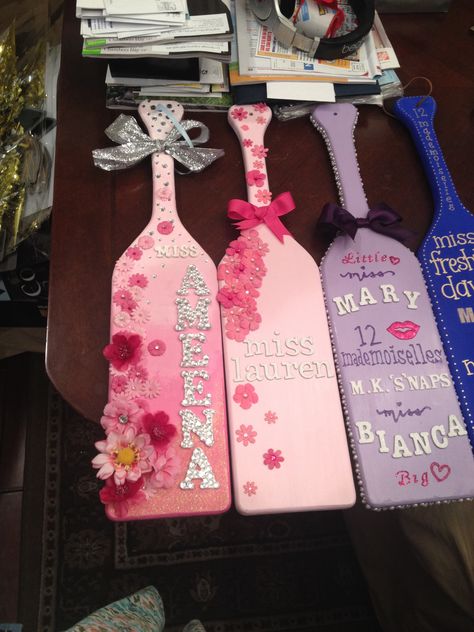 My paddle is perfect (the one on the far left) sorority life Sorority Paddle Graduation, Paddle Inspo Sorority, Pastel Paddles Sorority, Cute Sorority Paddles, Paddle Decorations Sorority, Pledge Mom Paddle Sorority, Sorority Graduation, Mary Day, Paddle Sorority