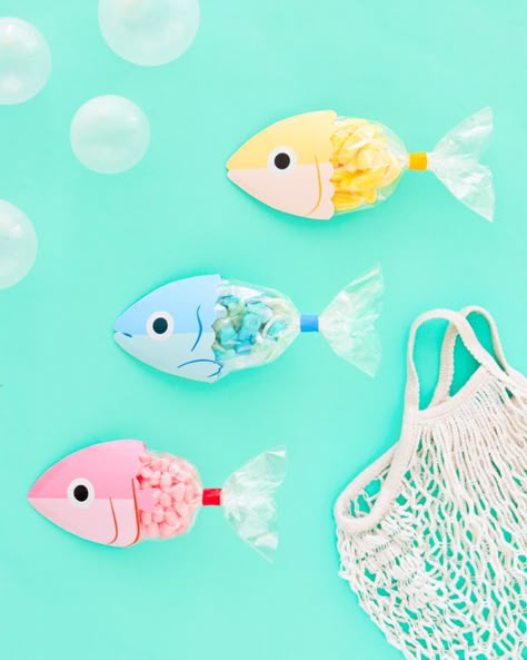 Fish favor bags Summer Camp Crafts, Oh Happy Day, Party Crafts, Balloon Backdrop, Diy Tags, Colorful Candy, Camping Crafts, Favor Bag, Mermaid Party