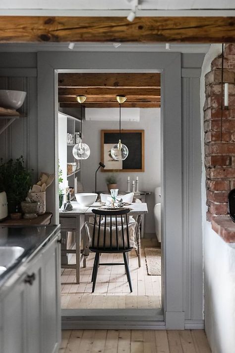 Swedish Country House, Old House Interior, Swedish Cottage, Small Wooden House, Farmhouse Interior Design, Country House Interior, Dining Room Style, Cabins And Cottages, Scandinavian Interior