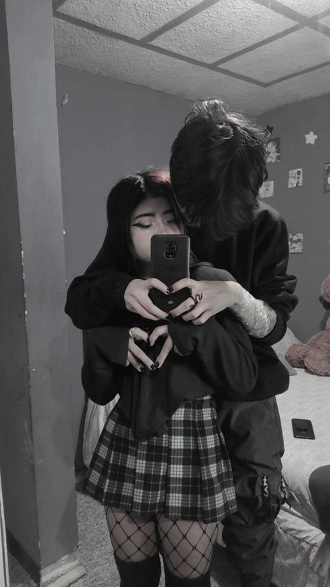 Fall Outfits For Couples, Outfits For Couples, Emo Couples, Grunge Couple, Cute Relationship Photos, Foto Poses, Cute Couples Photos, Cute Relationship Goals, Couple Outfits