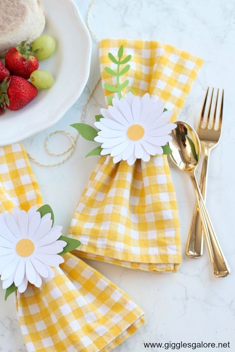 Diy Paper Daisy, Theme Bapteme, Summer Table Settings, Napkin Rings Diy, Daisy Party, Bunny Napkins, Paper Daisy, Green Napkins, Berry Baskets