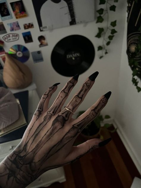 Hand Tattoo Bones Skeleton, Scelets Drawing Hand, Skeleton Throat Tattoo, Skeleton Bones Tattoo, Skeleton Hands Makeup, Hand Tatts Skeleton, Realistic Skeleton Hand Tattoo, Tattoo Bones Hand, Skeleton Makeup Hand