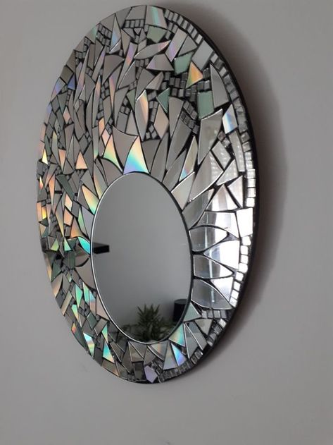 Wall Frame Ideas, Cd Mosaic, Cd Crafts Diy, Old Cd Crafts, Diy Dream Catcher Tutorial, Cd Diy, Diy Room Decor Videos, Easy Room Decor, Mirror Crafts