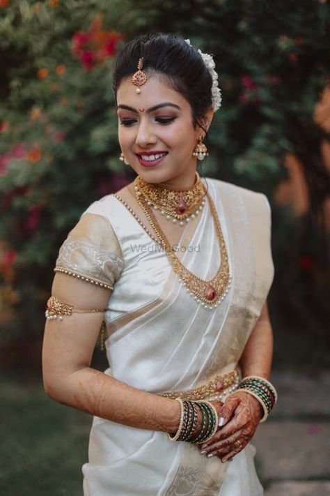 Photo of Malayali bride in gold jewellery and white saree. Bride In Gold Jewellery, Gundla Mala, White And Gold Saree, Malayali Bride, Kerala Hindu Bride, White Saree Wedding, भारतीय दुल्हन संबंधी, Saree White, Mango Haram