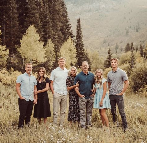 Family Picture Poses For 6 Adults, Family Photo Ideas 6 People, Family Picture Posing Ideas, Extended Family Photography Poses, Family Shoot Poses Group Shots, Family Photos Six People, Family Of 8 Picture Poses Adults, Large Family Photo Poses Grandparents, Family Picture Poses For 5 Adults