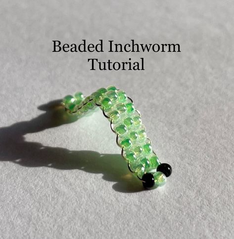 Make your own beaded inchworm friend with this PDF tutorial!  This pattern is great for first time or beginner beaders, or anyone who wants to make their own tiny inchworm friend. This 13 step tutorial contains easy to follow schematics for every step, and real life photos for reference along the way. The finished inchworm measures approximately 1 inch long.  Materials you will need for this project are: 28 gauge wire, two colors of size 11/0 seed beads, scissors that can cut wire, and needle no Flamingo Pony Bead Pattern, Things To Make With Small Beads, Tiny Bead Animals, Bead Art Tutorial, Pony Bead Halloween, Beginner Beading Tutorials Step By Step, Easy Seed Bead Patterns, Things To Do With Wire, Bead Animals Tutorial