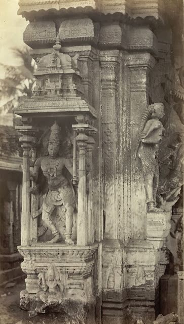 Rare Old Photos Of Meenakshi Amman Temple, Madurai, Tamil Nadu, India Meenakshi Sundareswarar, Meenakshi Amman Temple, Meenakshi Amman, Old Temple, Historical Sculptures, Ancient History Archaeology, Arte Yoga, Indian Temple Architecture, Ancient Indian Architecture