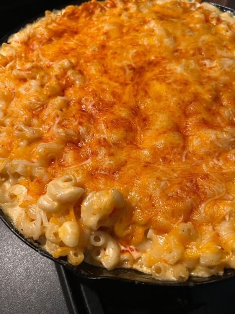 Black Soul Food Recipes, Black Thanksgiving Food, Mac And Cheese And Chicken, Chicken And Mac And Cheese, Macaroni Chicken, Chicken Bouillon, Cheese Food, Soul Food Dinner, Food Babe