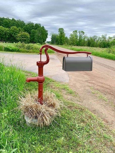 Water pump mailbox Mailbox Landscaping Ideas, Farmhouse Mailboxes, Country Mailbox, Rustic Mailboxes, Farm Landscaping, Mailbox Stand, Cool Mailboxes, Rural Mailbox, Old Mailbox